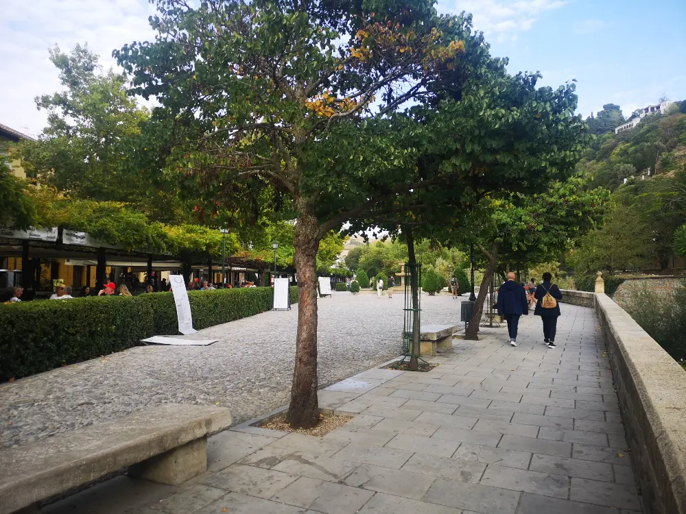 Carrera del Darro og Paseo de los Tristes, to a Granadas mest kendte og ikoniske stræder.