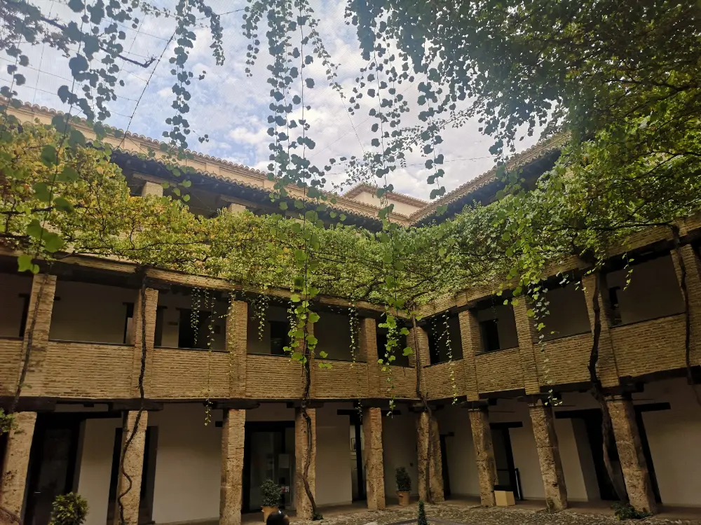 Gammel maurisk kornmarked, Corral de Carbón, i byen Granada i Spanien.