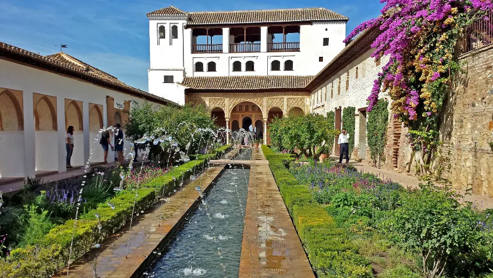 Generalifes smukke have fyldt med farverige blomster ved Alhambra i byen Granada i Spanien.