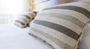 Behagelig seng på et værelse på hotel i byen Granada i Spanien.