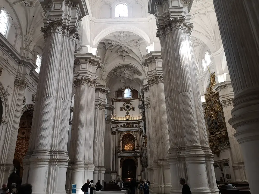 Alter og orgel indeni Granadas store katedral (domkirke), i Spanien.