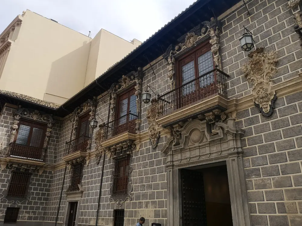 Facaden af Madrasah, et maurisk universitet fra det 14. århundrede i byen Granada i Spanien.