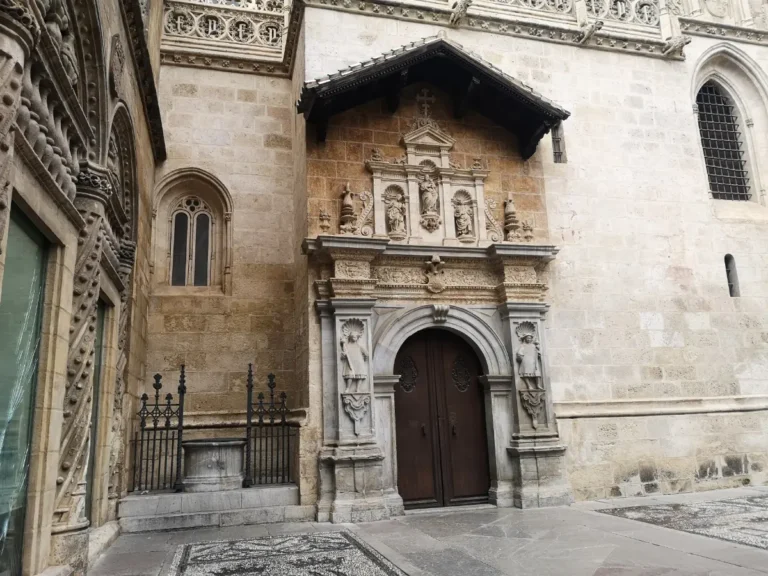 Capilla Real er et royalt gravsted for dronning Isabella og kong Ferdinand, de katolske monarker som erobrede Granada fra maurerne i 1492.