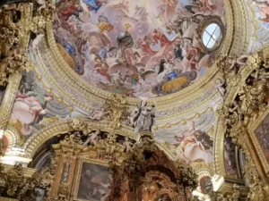 Smukt spansk barok maleri i kuppel indei kirken på klostret Cartuja de Granada.