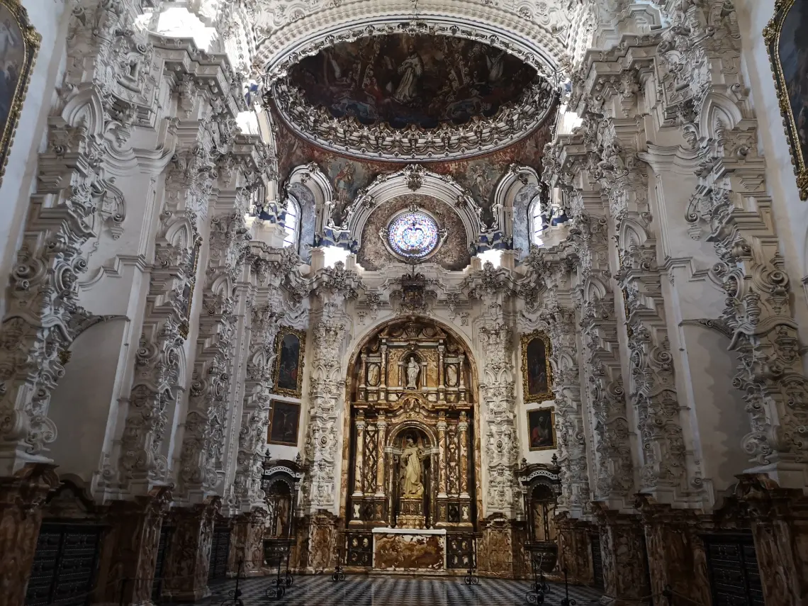 Sakristiet i kirken på Cartuja de Granada kloster, med smuk barok udsmykning på vægge og i lofter.