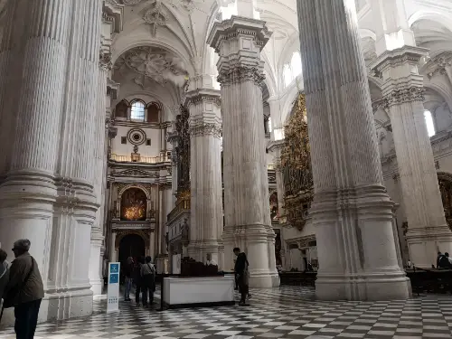 Smukke hvide korintiske søjler i Granadas katedral, skabt af arkitekt Diego de Siloé, og lavet i marmor.