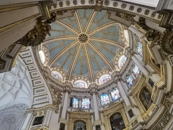 Kuppel med smukke hvælvinger i loftet over hovedkapellet i Granadas katedral dekoreret med guld, skabt af arkitekt Dioego de Siloé.