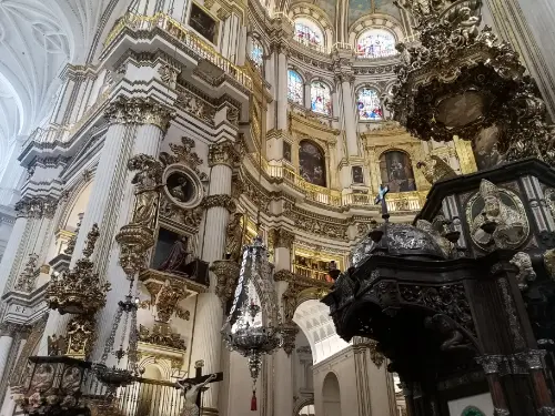 Kunstneriske smukke dekorationer skabt af arkitekt Diego de Siloé, af guld, i hovedkapellet i Granadas katedral.