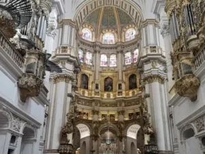 Lysindfald fra farvede vinduer i et af kapellerne i Granadas katedral, der skaber et særligt smukt lys i kirken.