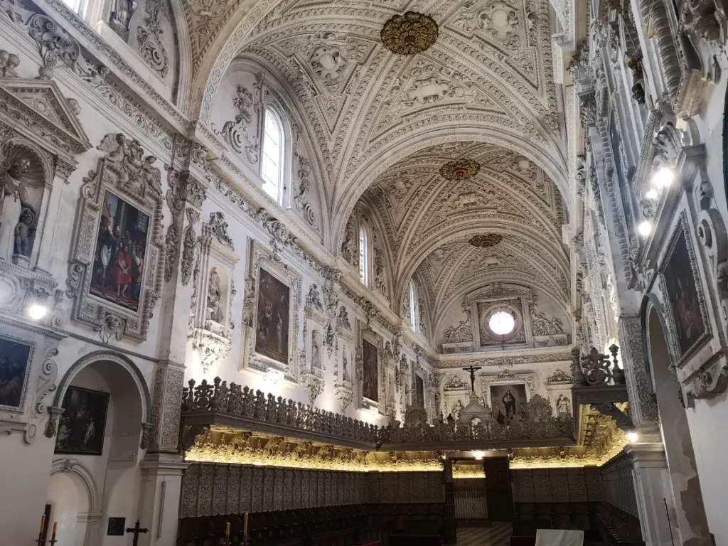 Smuk barok arkitektur og kunst indeni kirken Cartuja de Granada.