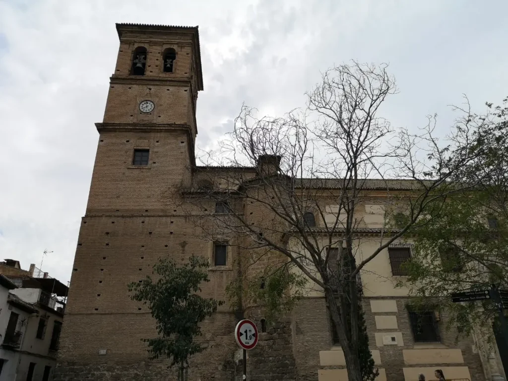 Kirken Iglesia del Salvador, som står i Albaicín-bydelen i byen Granada.