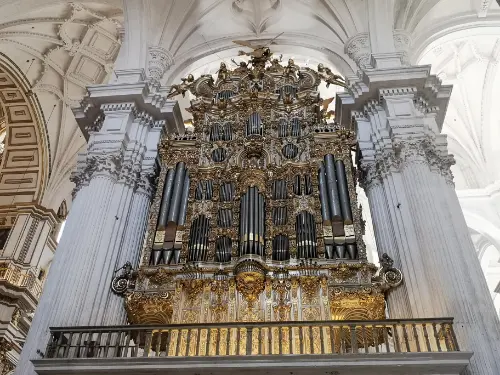 Orgel i Granadas katedral, omgivet af korintiske søjler.