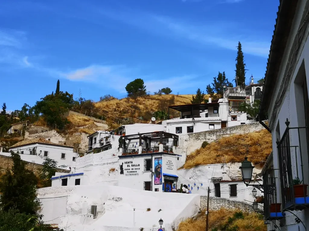 Unikke grottehuse bygget ind i klipperne i bydelen Sacromonte, i byen Granada i Spanien.