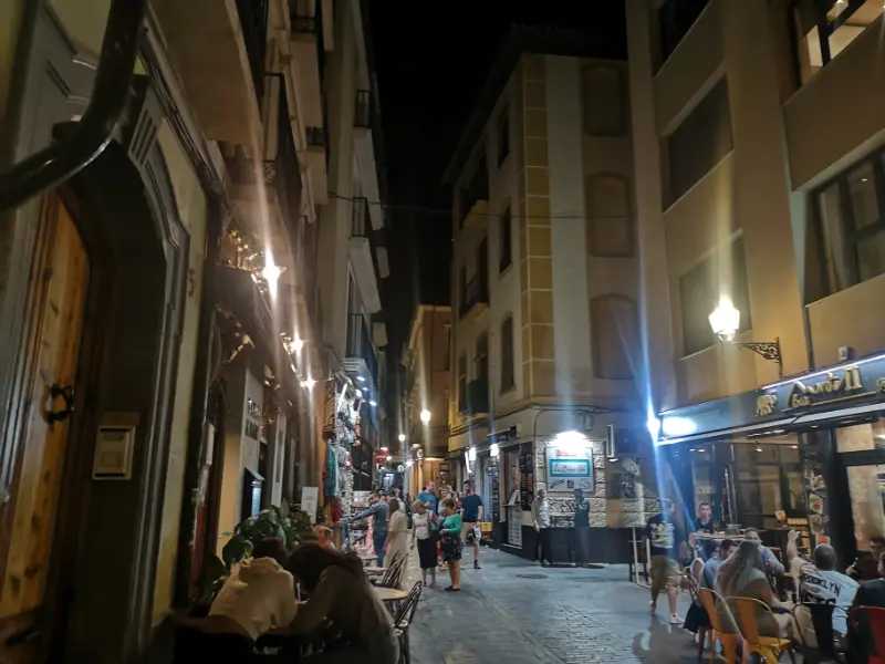 Aften i en gade med tapasbarer og mange mennesker, i bydelen Alcaicin, i byen Granada.
