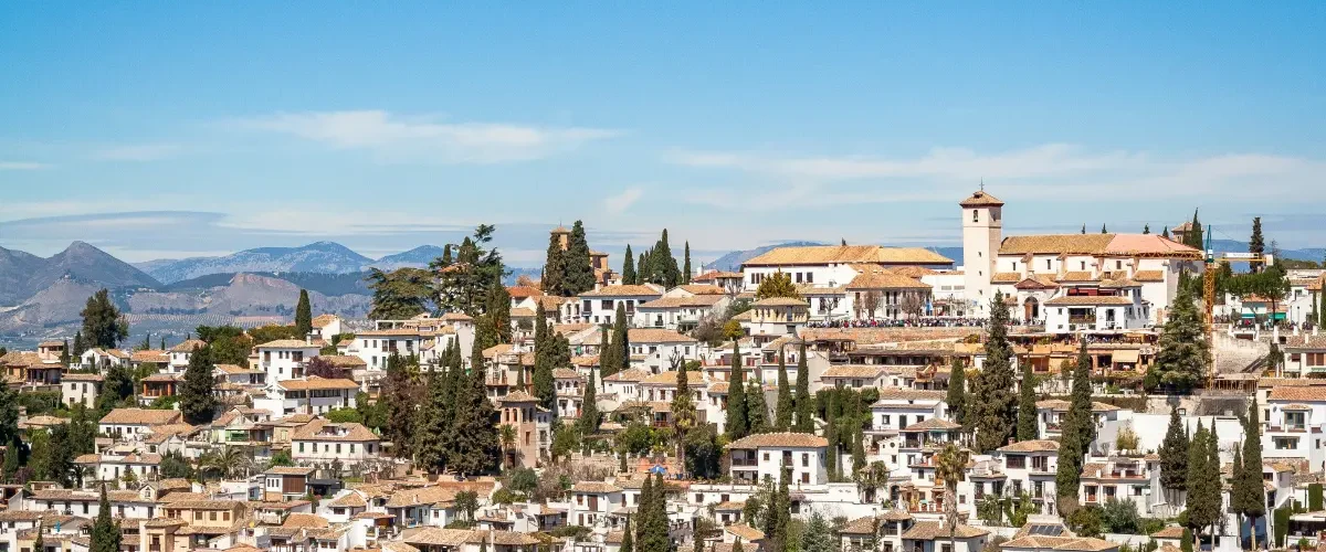 Albaicin nabolaget i Granada by, Spanien, med sine mange hvide bygninger.