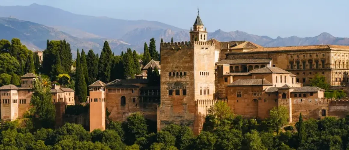 alhambra-granada-attraktion-palads-haver-spanien