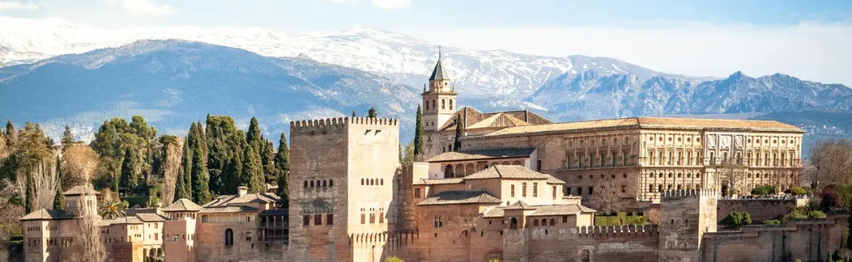 Turistattraktionen Alhambra i Granada, Spanien. Køb billetter til den berømte borg og paladserne indenfor.