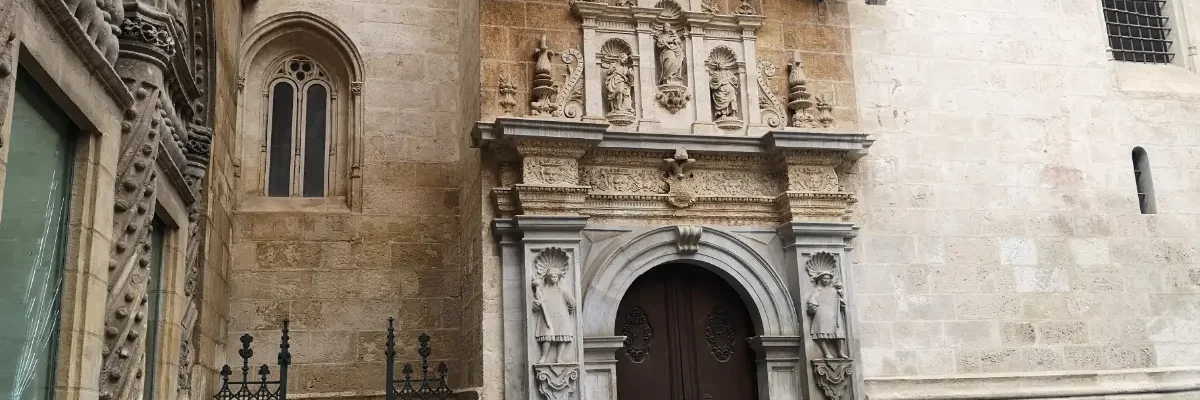 Capilla Real er et royalt gravsted for dronning Isabella og kong Ferdinand, de katolske monarker som erobrede Granada fra maurerne i 1492.