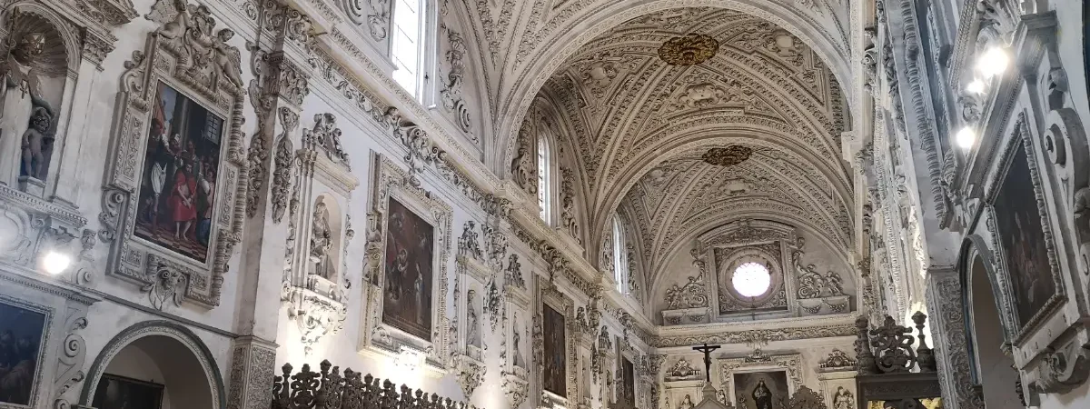 Smuk barok arkitektur og kunst indeni kirken Cartuja de Granada.