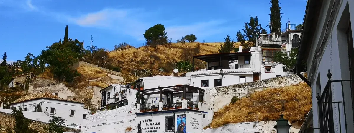 Unikke grottehuse bygget ind i klipperne i bydelen Sacromonte, i byen Granada i Spanien.